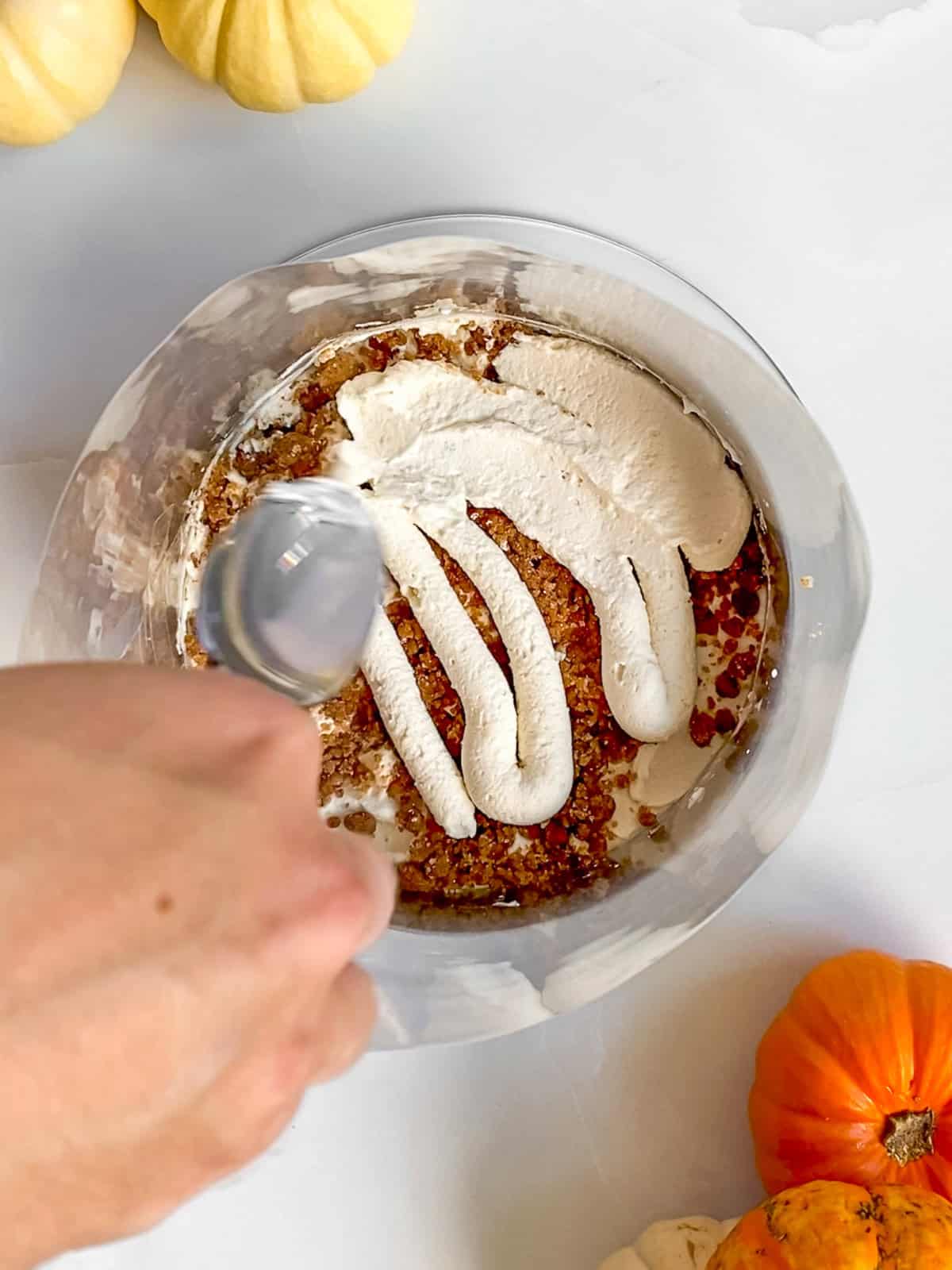 Covering the chai crumb with a second coat of mascarpone frosting.