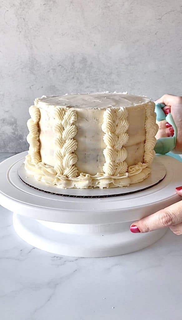 piping textured buttercream cake with wilton 1m for shell border