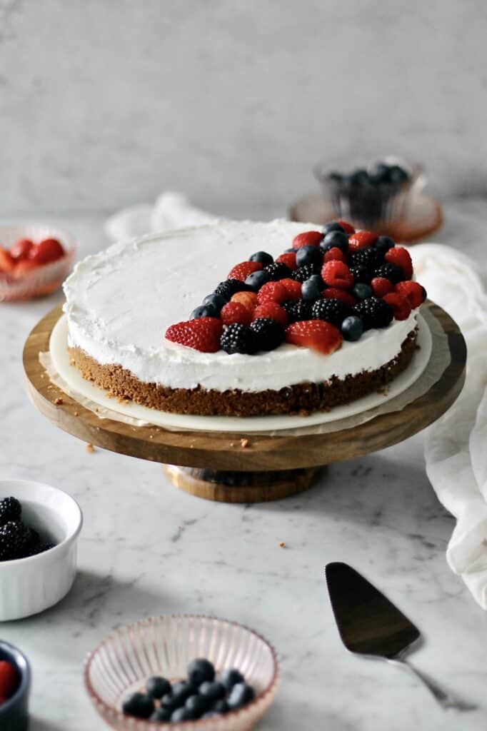 no bake cheesecake with mascarpone, dressed with berries on top