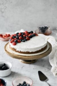 no bake cheesecake with mascarpone, dressed with berries on top
