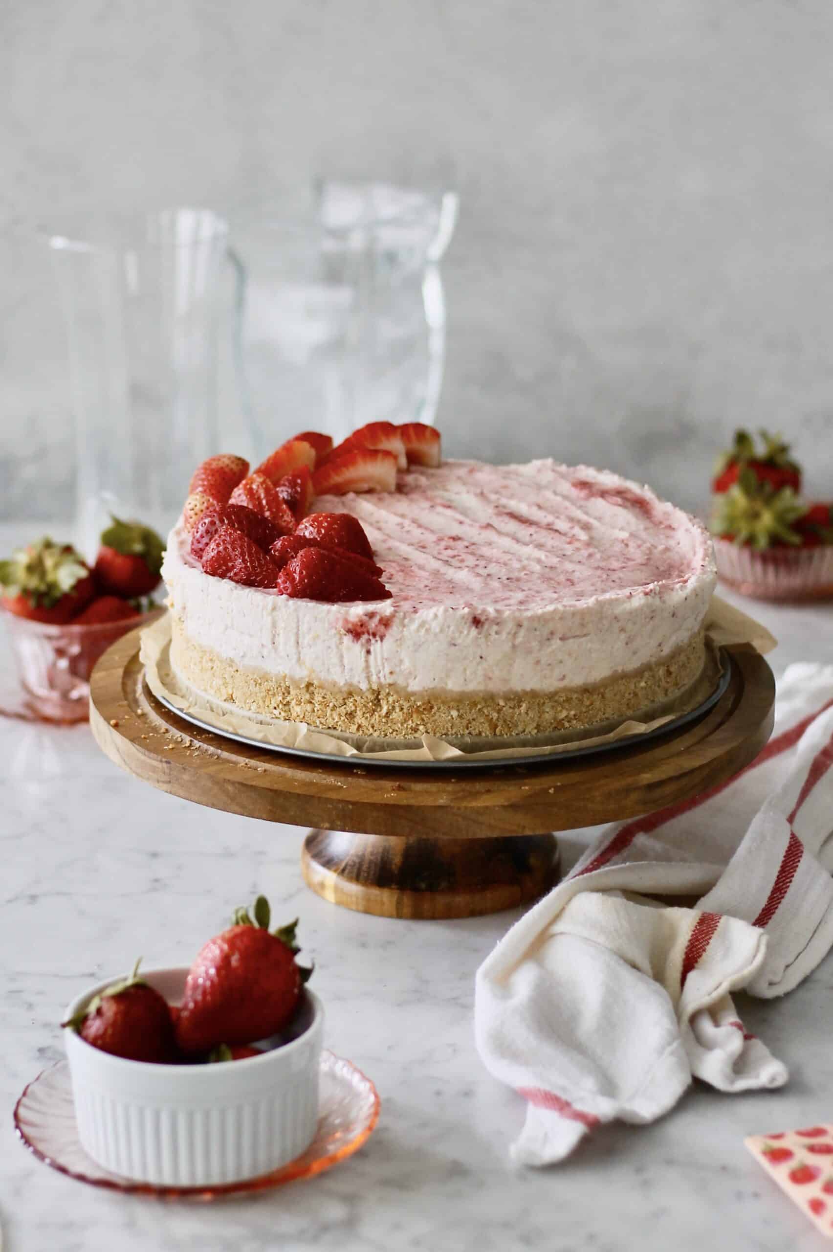 Easy Strawberry Mascarpone Cheesecake - Susan Brings Dessert Easy Strawberry Mascarpone Cheesecake - Susan Brings Dessert