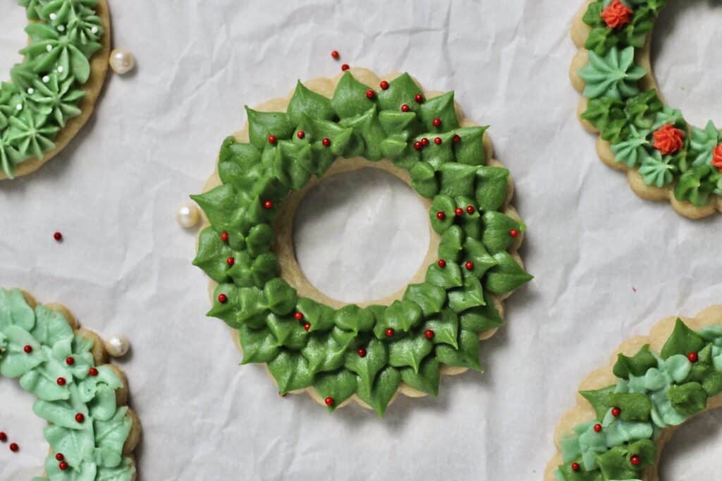 leaf tip design on Christmas wreath sugar cookies