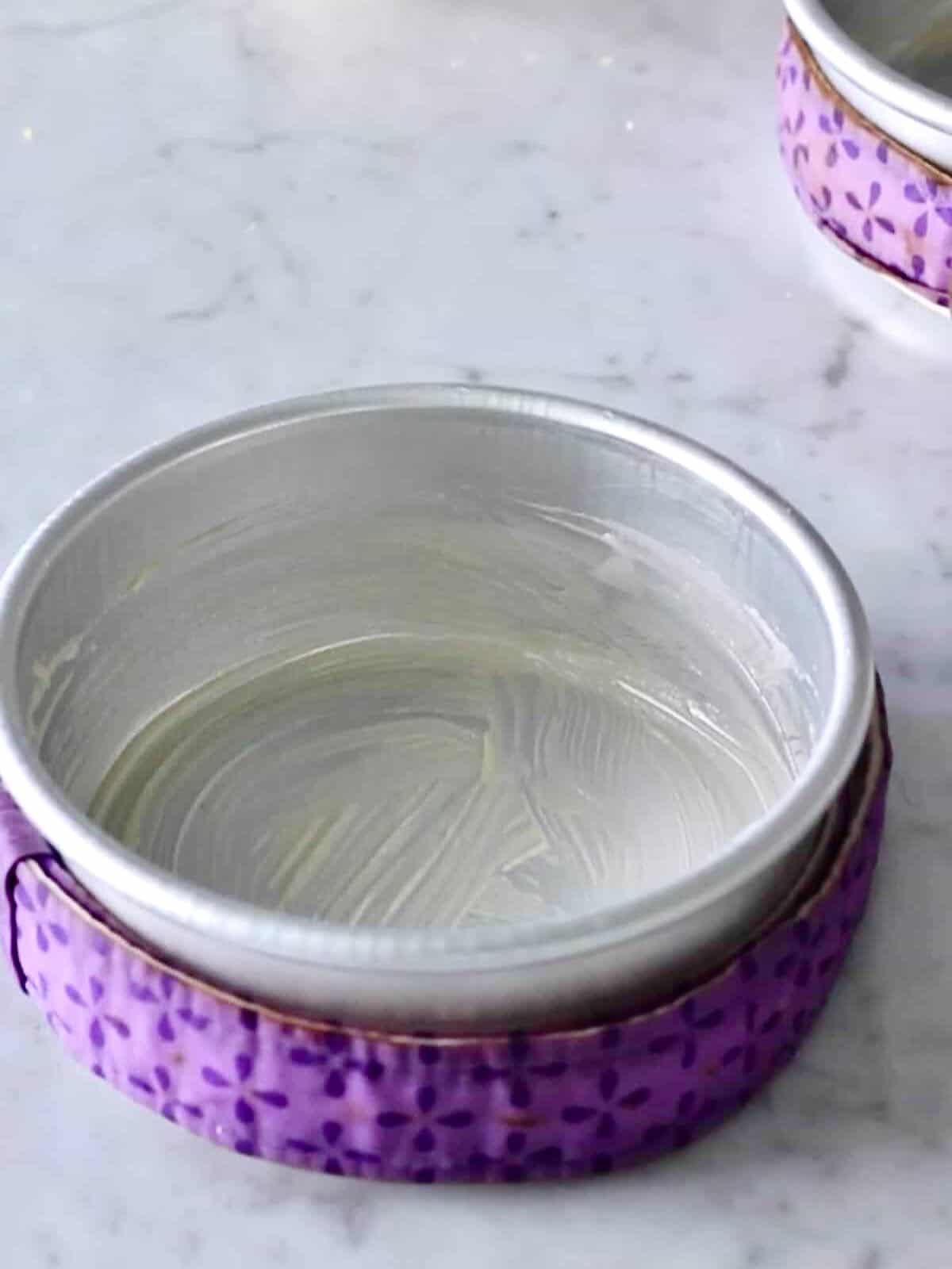 Small cake pan, wrapped in damp purple cake strip.